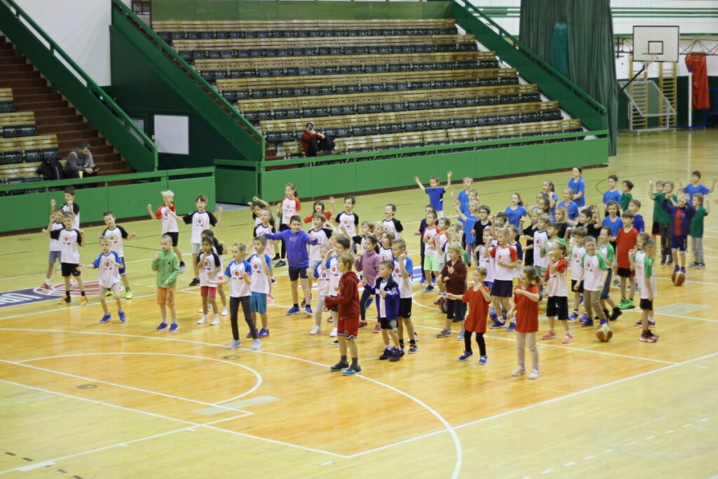 Děti hrají basketbal v Olomoucké školní lize