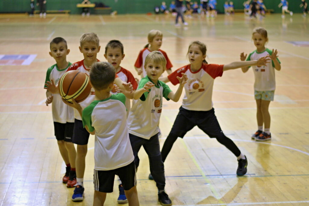 Děti při basketbalovém utkání