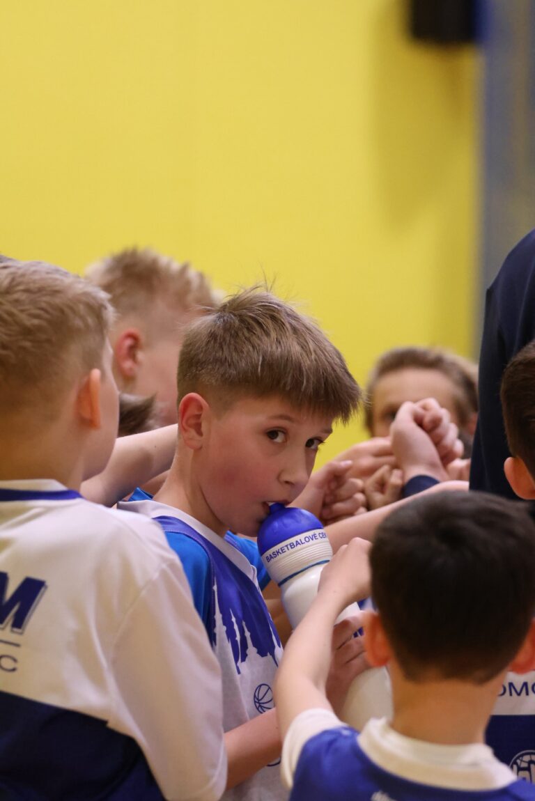 Hráči mládeže BCM Olomouc při společném týmovém semknutí