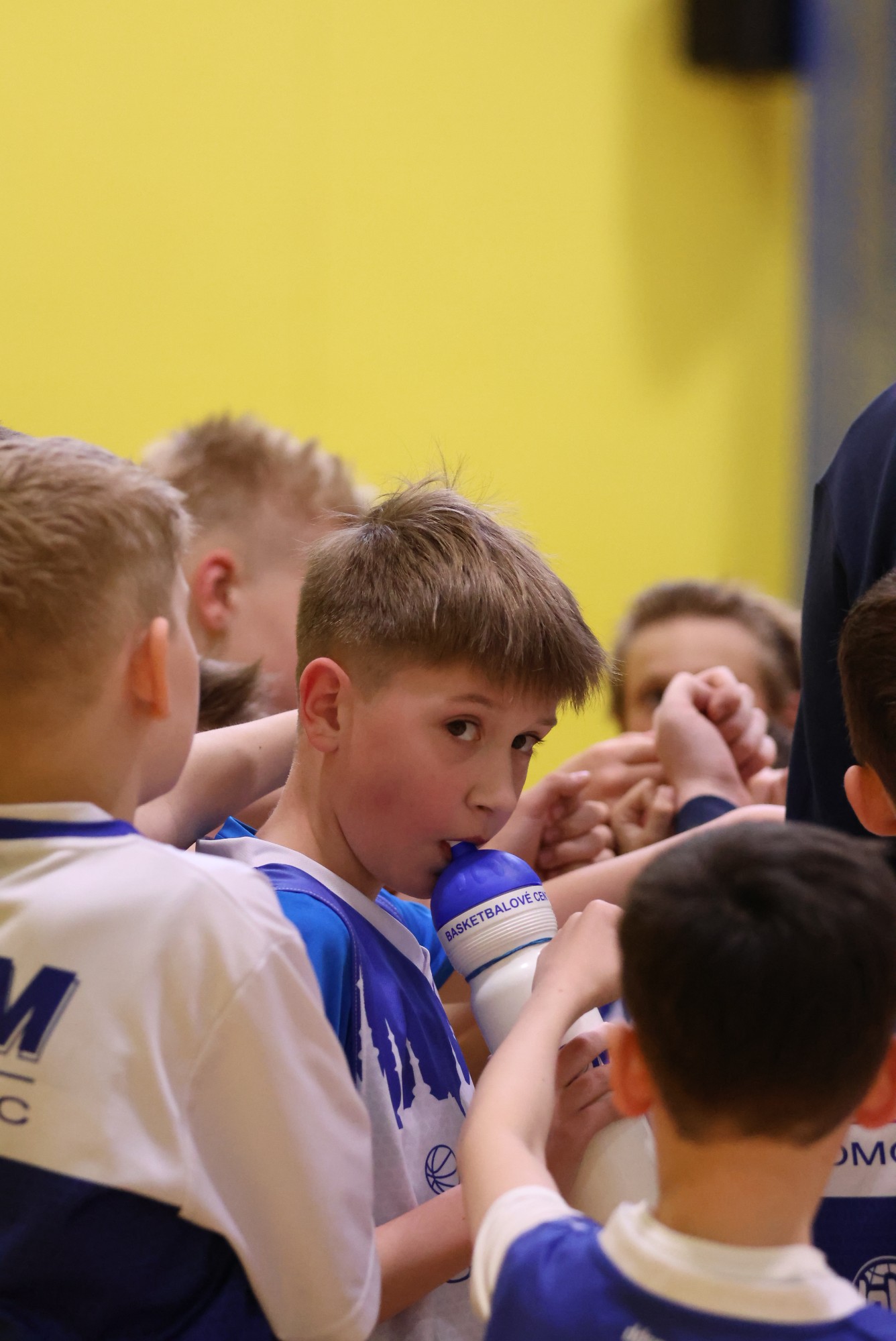 Hráči mládeže BCM Olomouc při společném týmovém semknutí