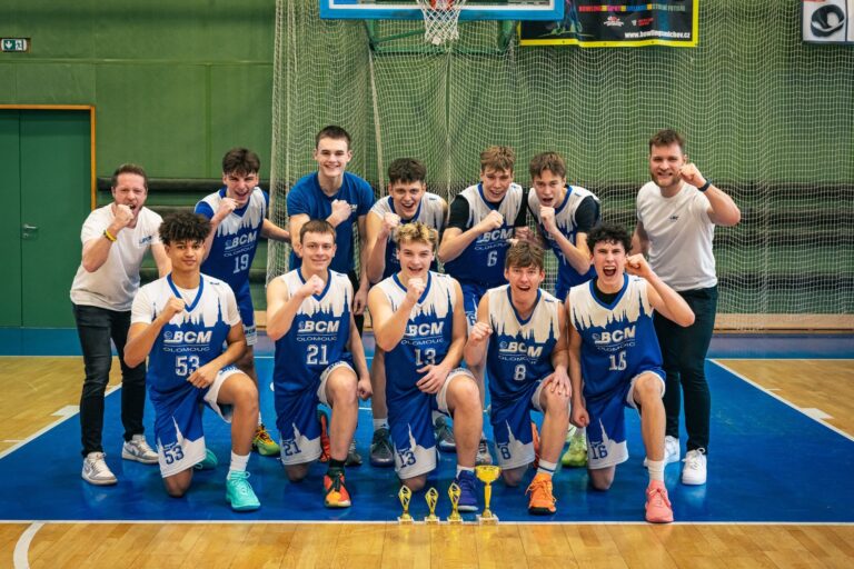 Hráči a trenéři BCM Olomouc po vítězství v turnaji EYBL U16 v Praze