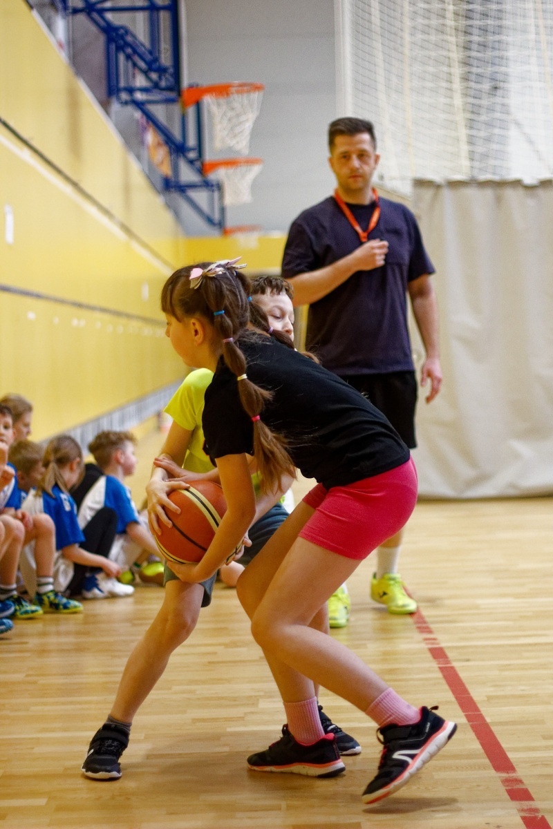 Dívky ze školních basketbalových přípravek při utkání Olomoucké školní ligy