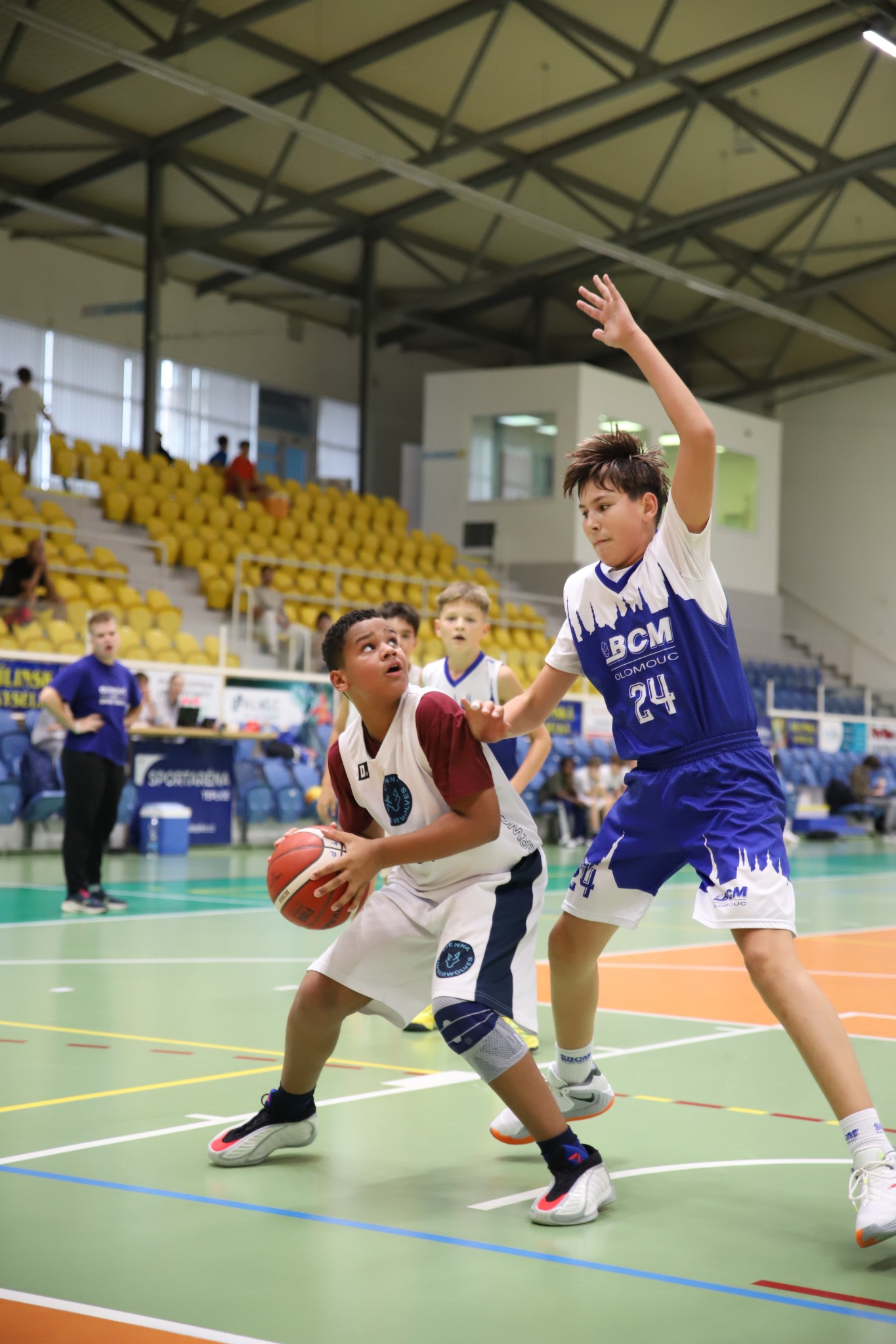 Hráč BCM Olomouc U13 brání soupeře s míčem