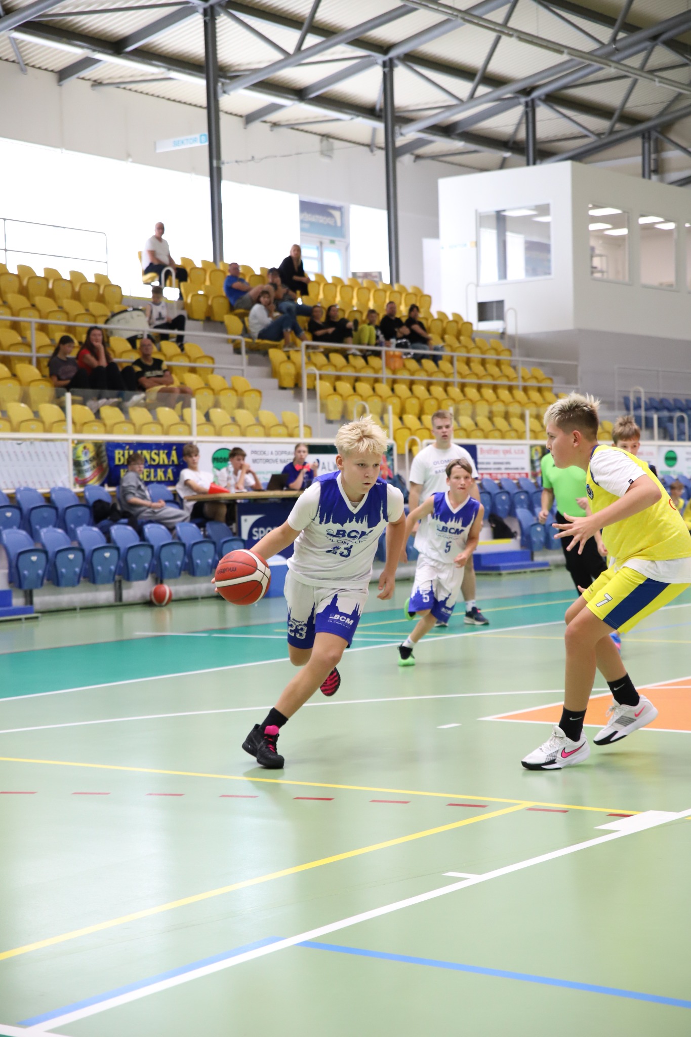 Hráč BCM Olomouc U13 vede míč v rychlém protiútoku