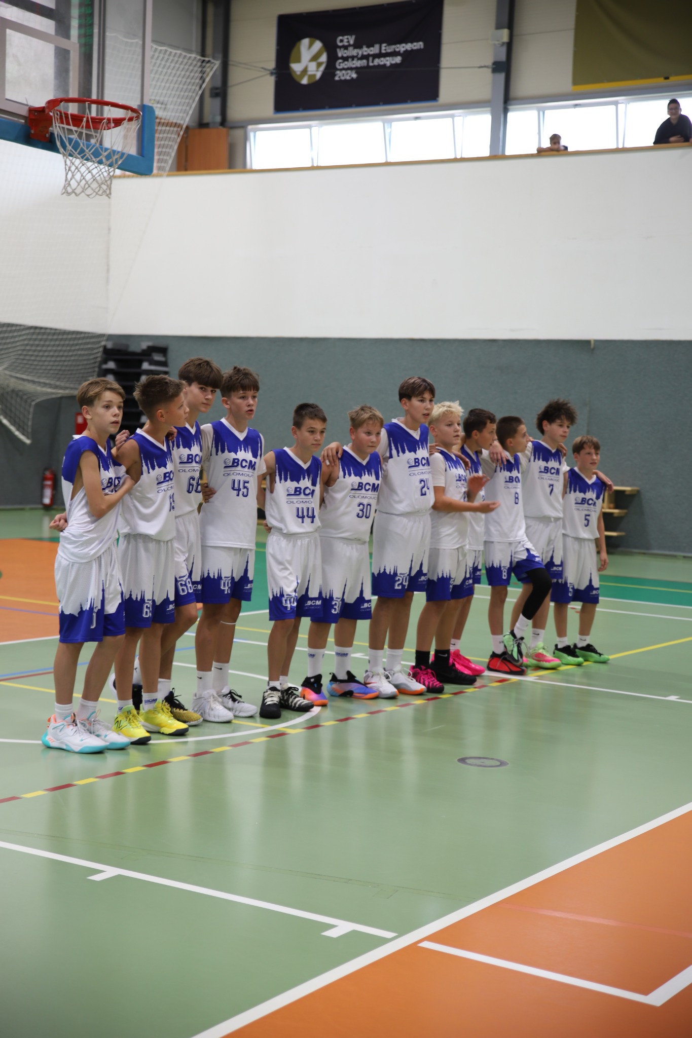 Hráči BCM Olomouc U13 stojí společně na hřišti